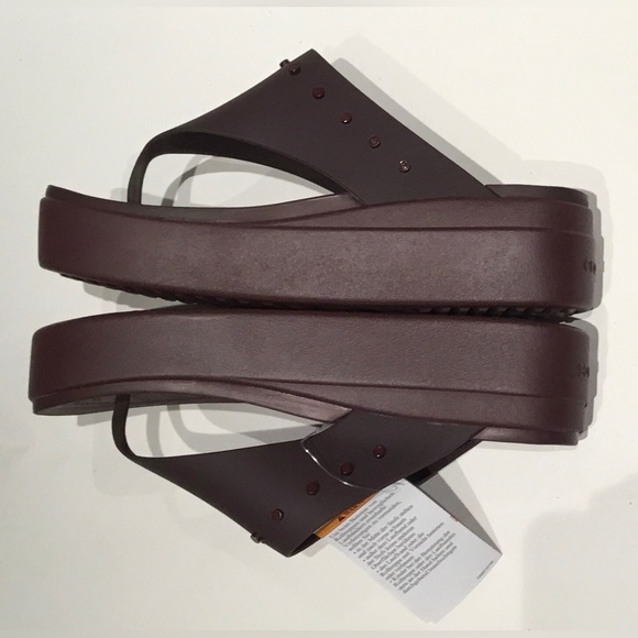 NWT Crocs Brooklyn Studded Flip in Dark Cherry - Picture 5 of 7